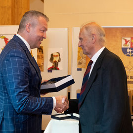 Zväčšiť fotografiu - Najvyššie ocenenie kraja si odniesli 4 jednotlivci a 2 kolektívy - 20220527_Verejne_uznania_TSK_045w
