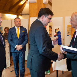 Zväčšiť fotografiu - Najvyššie ocenenie kraja si odniesli 4 jednotlivci a 2 kolektívy - 20220527_Verejne_uznania_TSK_048w