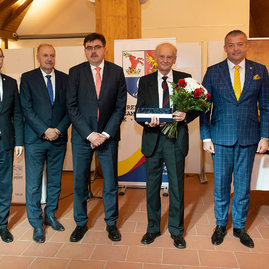 Zväčšiť fotografiu - Najvyššie ocenenie kraja si odniesli 4 jednotlivci a 2 kolektívy - 20220527_Verejne_uznania_TSK_051w