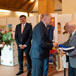 Zväčšiť fotografiu - Najvyššie ocenenie kraja si odniesli 4 jednotlivci a 2 kolektívy - 20220527_Verejne_uznania_TSK_061w