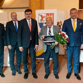 Zväčšiť fotografiu - Najvyššie ocenenie kraja si odniesli 4 jednotlivci a 2 kolektívy - 20220527_Verejne_uznania_TSK_063w