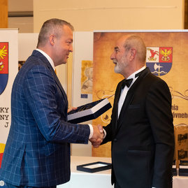 Zväčšiť fotografiu - Najvyššie ocenenie kraja si odniesli 4 jednotlivci a 2 kolektívy - 20220527_Verejne_uznania_TSK_069w