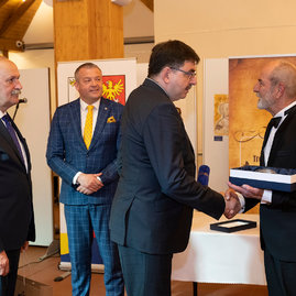 Zväčšiť fotografiu - Najvyššie ocenenie kraja si odniesli 4 jednotlivci a 2 kolektívy - 20220527_Verejne_uznania_TSK_071w