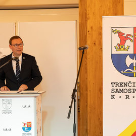 Zväčšiť fotografiu - Najvyššie ocenenie kraja si odniesli 4 jednotlivci a 2 kolektívy - 20220527_Verejne_uznania_TSK_094w
