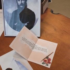 Zväčšiť fotografiu - Najvyššie ocenenie za najzaujímavejšie podujatie školskej knižnice putuje do trenčína.