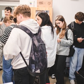 Zväčšiť fotografiu - Najvyššie ocenenie za najzaujímavejšie podujatie školskej knižnice putuje do trenčína.