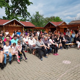 Zväčšiť fotografiu - Neoceniteľnú úlohu mám oslávili na viacerých miestach v trenčianskom kraji - 20220508_142142
