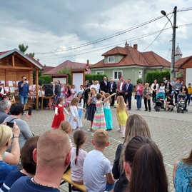 Zväčšiť fotografiu - Neoceniteľnú úlohu mám oslávili na viacerých miestach v trenčianskom kraji - 20220508_144123