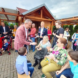 Zväčšiť fotografiu - Neoceniteľnú úlohu mám oslávili na viacerých miestach v trenčianskom kraji - 20220508_150258