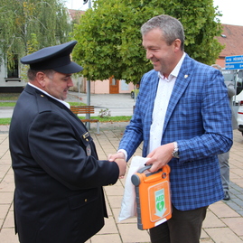Zväčšiť fotografiu - Nové defibrilátory putovali do rúk ďalších šiestich dhz v kraji - IMG_1670