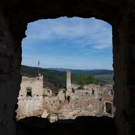 Zväčšiť fotografiu - Novinkami na považskom hrade otvorili turistickú sezónu - 20240408_POVAZSKY_HRAD_036w