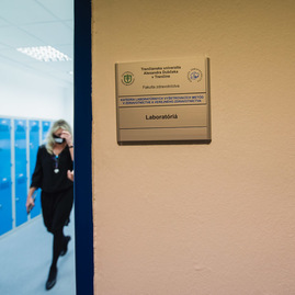 Zväčšiť fotografiu - Nový akademický rok otvorili v zrekonštruovaných priestoroch - TSK_TnUNI_otvorenie fak (40 of 42)