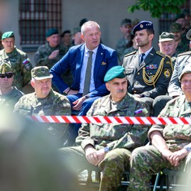 Zväčšiť fotografiu - Nový veliteľ pozemných síl os sr si slávnostne prevzal funkciu