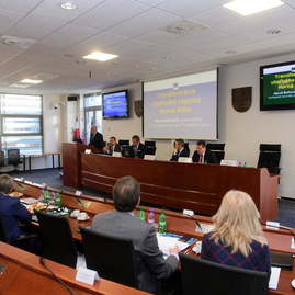 O budúcnosti hornej nitry dnes prišla na župu diskutovať aj európska komisia - 20180205_TN_TSK_Sefcovic_023