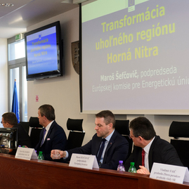 O budúcnosti hornej nitry dnes prišla na župu diskutovať aj európska komisia - 20180205_TN_TSK_Sefcovic_024
