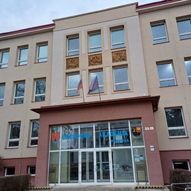 Zväčšiť fotografiu - O prvenstvo sa pobije 44 žiakov - hlavny_vchod_oa
