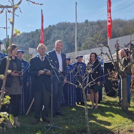 Zväčšiť fotografiu - Obľúbený záhradkársky veľtrh opäť na trenčianskom výstavisku - 20230412_102424