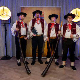 Zväčšiť fotografiu - Ocenili sme tých, ktorí sa nesnažia byť slávnymi, ale hodnotnými