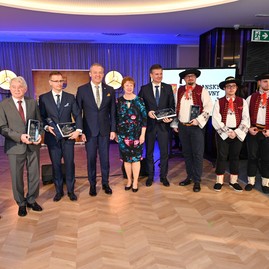 Zväčšiť fotografiu - Ocenili sme tých, ktorí sa nesnažia byť slávnymi, ale hodnotnými