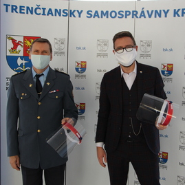 Zväčšiť fotografiu - Ochranné štíty si prevzali aj hasiči, využijú ich pri testovaní repatriantov - IMG_8984