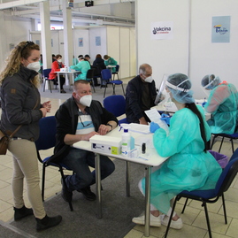 Zväčšiť fotografiu - Očkovanie vo veľkokapacitnom krajskom očkovacom centre pokračuje - IMG_0017