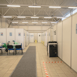 Zväčšiť fotografiu - Očkovanie vo veľkokapacitnom krajskom očkovacom centre pokračuje - TSK_KVOC TN_27.3.-27
