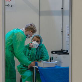 Zväčšiť fotografiu - Očkovanie vo veľkokapacitnom krajskom očkovacom centre pokračuje - TSK_KVOC TN_27.3.-30