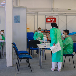 Zväčšiť fotografiu - Očkovanie vo veľkokapacitnom krajskom očkovacom centre pokračuje - TSK_KVOC TN_27.3.-35