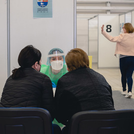 Zväčšiť fotografiu - Očkovanie vo veľkokapacitnom krajskom očkovacom centre pokračuje - TSK_KVOC TN_27.3.-40