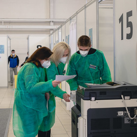 Zväčšiť fotografiu - Očkovanie vo veľkokapacitnom krajskom očkovacom centre pokračuje - TSK_KVOC TN_27.3.-48