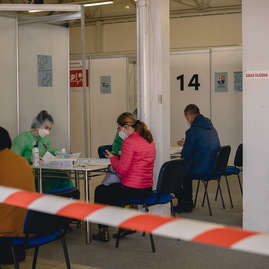 Zväčšiť fotografiu - Očkovanie vo veľkokapacitnom krajskom očkovacom centre pokračuje - TSK_KVOC TN_27.3.-61