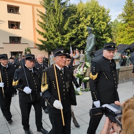 Zväčšiť fotografiu - Pamätník zosnulých baníkov v handlovej opäť zahalili biele ruže - IMG_20200810_180745