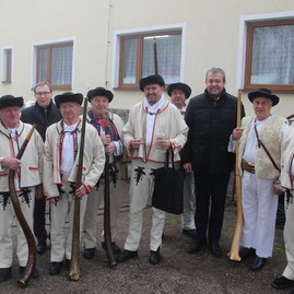 Zväčšiť fotografiu - Pamiatku hrdinov snp si pripomínajú v obci cigeľ už 45 rokov - IMG_4790_zmensena