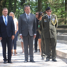 Pamiatku umučených si v trenčíne na brezine uctil aj predseda trenčianskeho samosprávneho kraja. v horných kočkovciach vyrástol pamätník hrdinom snp - IMG_7891