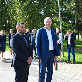 Zväčšiť fotografiu - Päťdesiaty defibrilátor si z rúk trenčianskeho župana prevzali hasiči z bolešova - DSC_6406