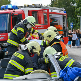 Zväčšiť fotografiu - Päťdesiaty defibrilátor si z rúk trenčianskeho župana prevzali hasiči z bolešova - DSC_6568