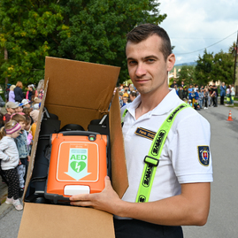 Zväčšiť fotografiu - Päťdesiaty defibrilátor si z rúk trenčianskeho župana prevzali hasiči z bolešova - DSC_6572