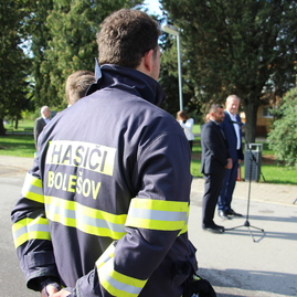 Zväčšiť fotografiu - Päťdesiaty defibrilátor si z rúk trenčianskeho župana prevzali hasiči z bolešova - IMG_0368