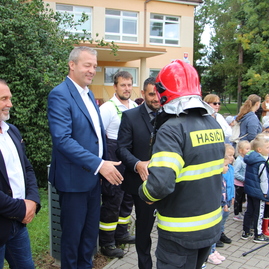 Zväčšiť fotografiu - Päťdesiaty defibrilátor si z rúk trenčianskeho župana prevzali hasiči z bolešova - IMG_0401