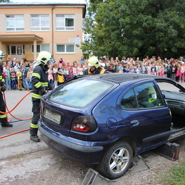 Zväčšiť fotografiu - Päťdesiaty defibrilátor si z rúk trenčianskeho župana prevzali hasiči z bolešova - IMG_0469
