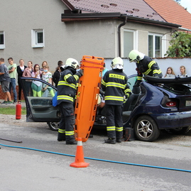 Zväčšiť fotografiu - Päťdesiaty defibrilátor si z rúk trenčianskeho župana prevzali hasiči z bolešova - IMG_0496