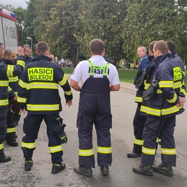 Zväčšiť fotografiu - Päťdesiaty defibrilátor si z rúk trenčianskeho župana prevzali hasiči z bolešova - IMG_20220912_101855