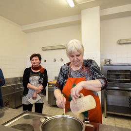 Zväčšiť fotografiu - Pečieme so zelenou župou: milá predvianočná aktivita spojila generácie - TSK_marlenka_mini (31 of 69)