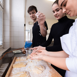 Zväčšiť fotografiu - Pečieme so zelenou župou: milá predvianočná aktivita spojila generácie - TSK_marlenka_mini (45 of 69)
