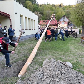 Zväčšiť fotografiu - Pestrofarebné stužky na májoch už vejú nad obcami trenčianskeho kraja