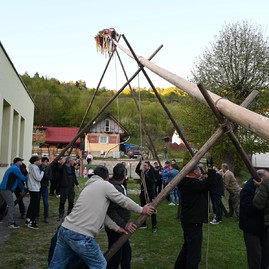 Zväčšiť fotografiu - Pestrofarebné stužky na májoch už vejú nad obcami trenčianskeho kraja