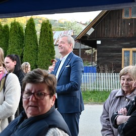 Zväčšiť fotografiu - Pestrofarebné stužky na májoch už vejú nad obcami trenčianskeho kraja