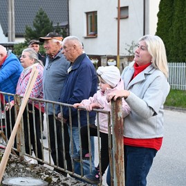 Zväčšiť fotografiu - Pestrofarebné stužky na májoch už vejú nad obcami trenčianskeho kraja