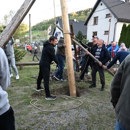 Zväčšiť fotografiu - Pestrofarebné stužky na májoch už vejú nad obcami trenčianskeho kraja