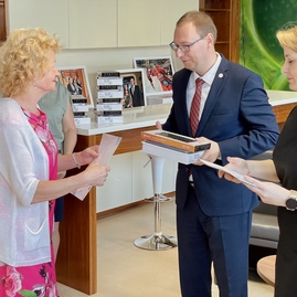 Zväčšiť fotografiu - Pilotný projekt digitálnych zručností seniorov na trenčianskej univerzite alexandra dubčeka  ukončený - IMG_8211DiGiZr